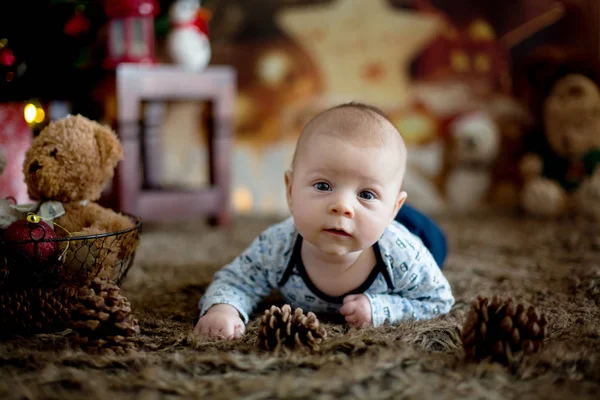Портрет новорожденного ребенка в одежде Санты в детской кроватке — стоковое фото