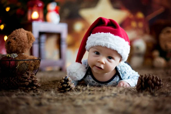 Porträt eines neugeborenen Babys in Weihnachtsmannkleidung in einem kleinen Babybett — Stockfoto