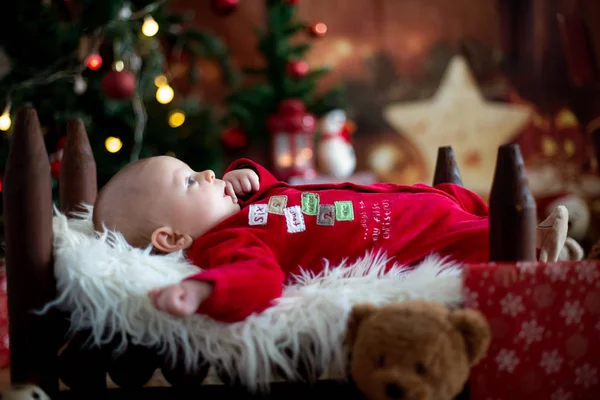 Portret nowo narodzonego dziecka w Santa ubrania w małe łóżeczko — Zdjęcie stockowe