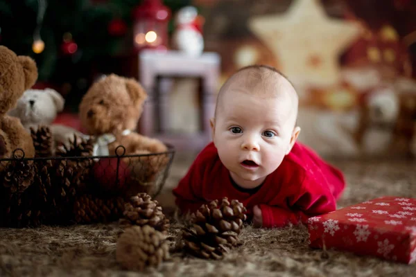Portrét novorozeně v Santa oblečení v malá postýlka — Stock fotografie
