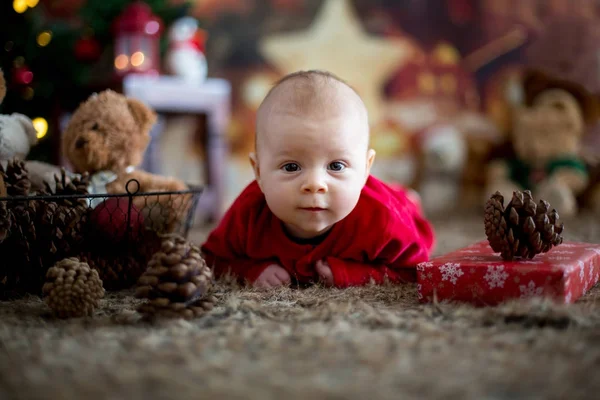 작은 아기 침대에 산타 옷에 갓 태어난 아기의 초상화 — 스톡 사진