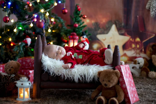 Portret nowo narodzonego dziecka w Santa ubrania w małe łóżeczko — Zdjęcie stockowe