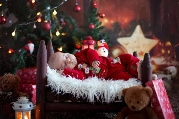 小さな赤ちゃんベッドでサンタ服の生まれたばかりの赤ちゃんの肖像画 — ストック写真