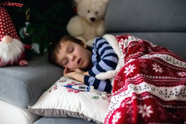 Hasta küçük çocuk, çocuk, yüksek ateş kanepede uyuyor