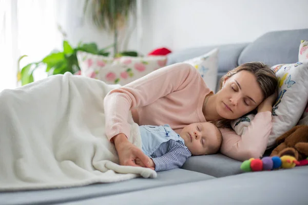 귀여운 아기와 그의 어머니, 거실에 소파에 누워 — 스톡 사진