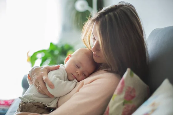 Junge Mutter hält zärtlich ihren neugeborenen Jungen — Stockfoto