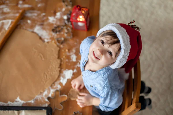 Roztomilý chlapeček, připravují soubory cookie na Vánoce doma — Stock fotografie