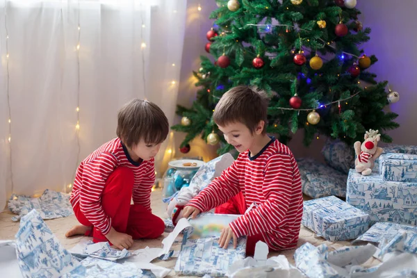 两个可爱的男孩，在圣诞节那天开放提出了 — 图库照片
