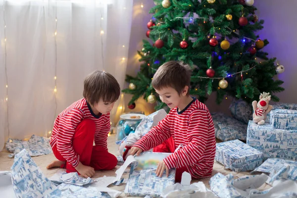 Dos niños dulces, regalos de apertura el día de Navidad — Foto de Stock