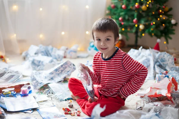 Dos niños dulces, regalos de apertura el día de Navidad —  Fotos de Stock