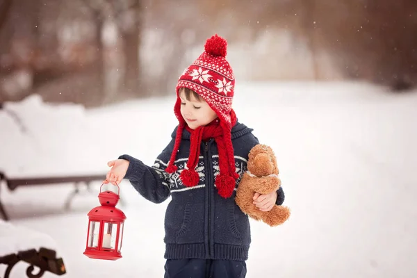 Lindo niño caucásico con oso de peluche y linterna roja, playi —  Fotos de Stock