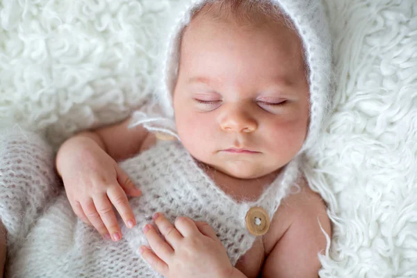 Beautiful newborn baby boy, sleeping — Stock Photo, Image