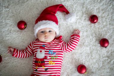 Sevimli küçük yeni doğan bebek çocuk Noel portresi
