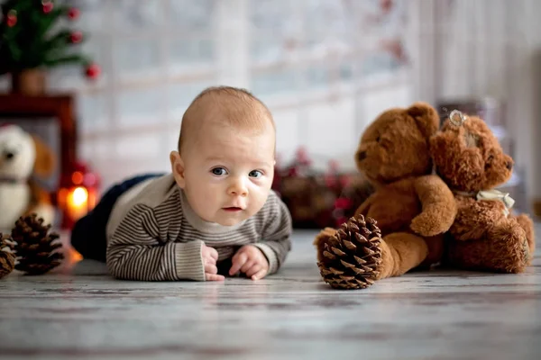 Retrato navideño de lindo bebé recién nacido —  Fotos de Stock