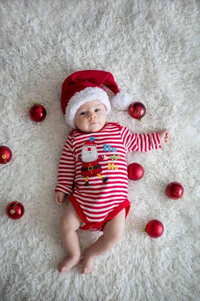 Sevimli küçük yeni doğan bebek çocuk Noel portresi — Stok fotoğraf