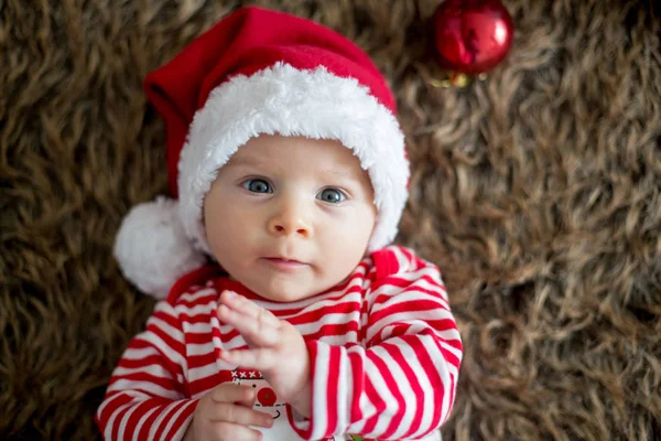 Christmas porträtt av söt liten nyfödd pojke — Stockfoto