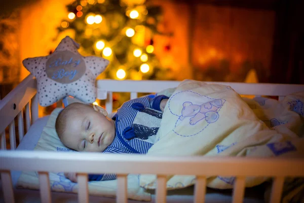 Adorable bebé recién nacido, durmiendo en la cuna por la noche — Foto de Stock