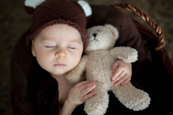 可爱的三月大的婴儿与熊帽子在篮子里, 睡觉 — 图库照片
