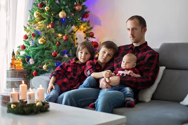 Gelukkig familieportret op Kerstmis, moeder, vader en drie chi — Stockfoto