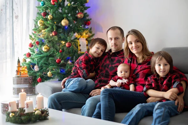Mutlu aile portresi Noel, anne, baba ve üç chi — Stok fotoğraf