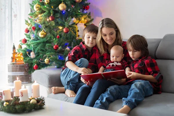 Mutlu aile portresi Noel, anne, bir kitap okuduğu — Stok fotoğraf