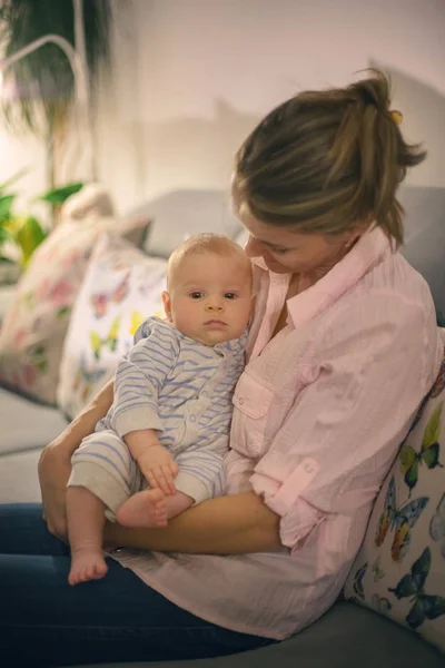 Jovem mãe bonita, amamentando seu bebê recém-nascido menino — Fotografia de Stock