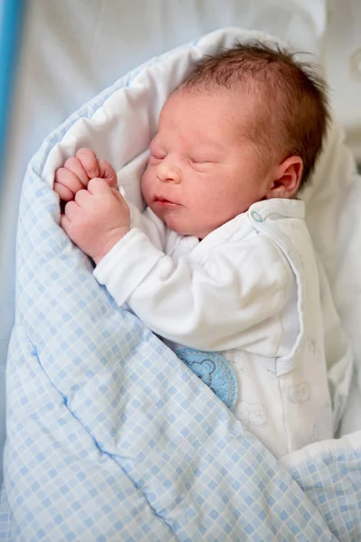 Noworodka, układanie w szopka w szpitalu prenatalna — Zdjęcie stockowe