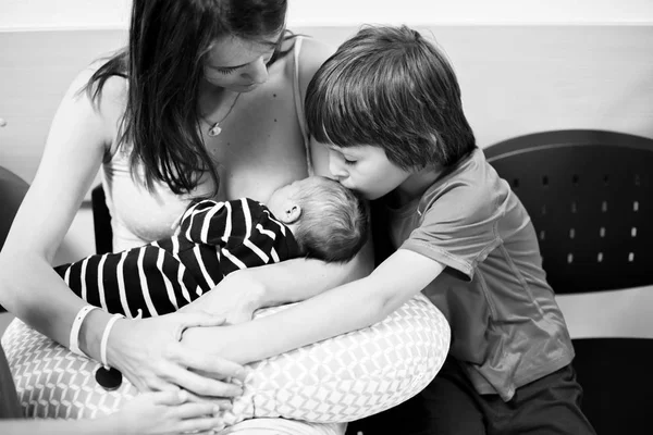 Mãe feliz de três filhos, após o nascimento no hospital, criança — Fotografia de Stock