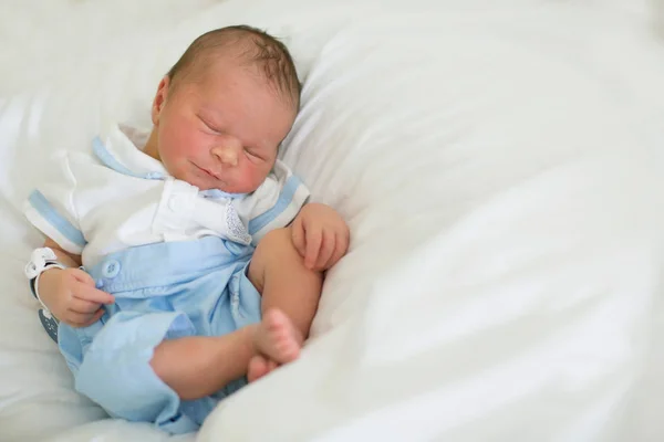 Bayi yang baru lahir terbaring di tempat tidur bayi di rumah sakit prenatal — Stok Foto