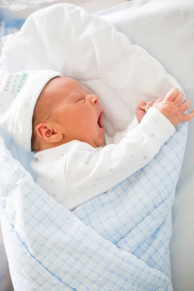 Újszülött baba kiságy prenatális kórházban megállapításáról — Stock Fotó