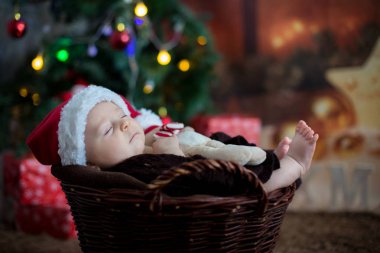 Ayı şapka bir sepet içinde şirin üç aylık bebek uyku