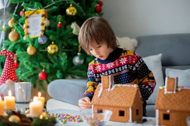 Gingerbrea dekorasyon çok güzel okul öncesi çocuk, erkek kardeşler,