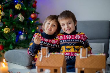 Gingerbrea dekorasyon çok güzel okul öncesi çocuk, erkek kardeşler,