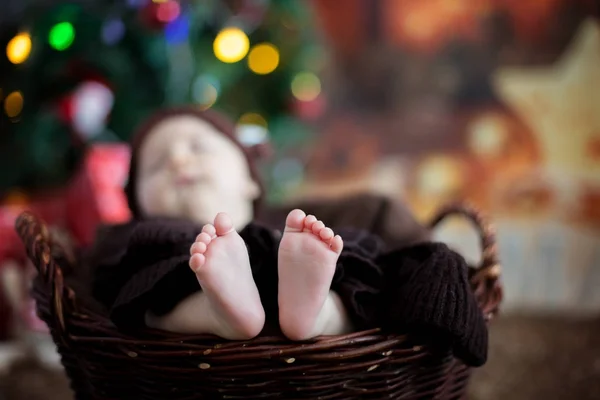 Bonito bebê de três meses com chapéu de urso em uma cesta, dormindo — Fotografia de Stock