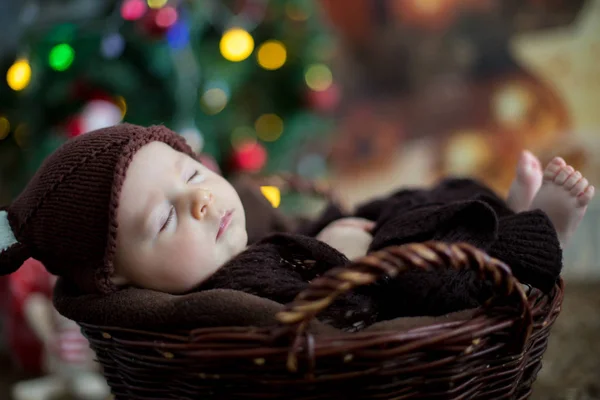 Lindo bebé de tres meses con sombrero de oso en una cesta, durmiendo — Foto de Stock
