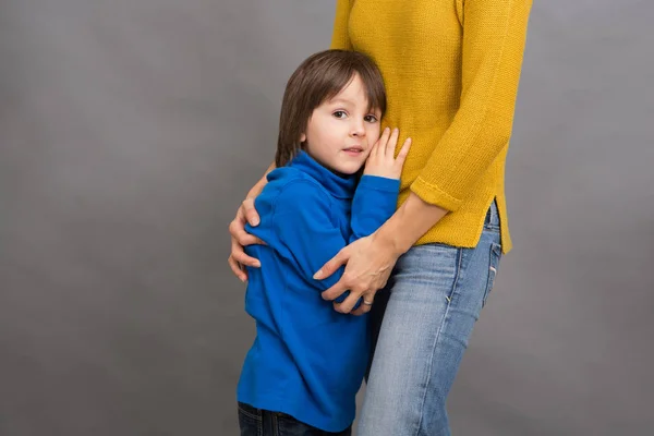 Beetje verdrietig kind, jongen, zijn moeder thuis, knuffelen geïsoleerd imag — Stockfoto