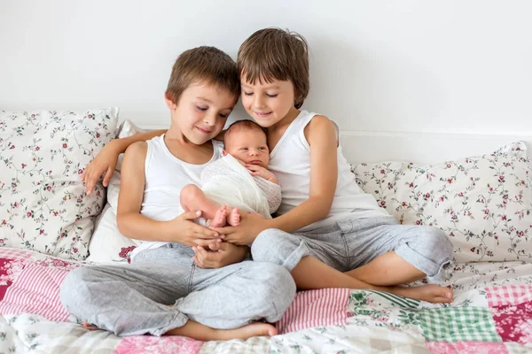 Két Gyerek Kisgyerek Bátyja Ölelkeznek Csókolóznak Újszülött Kisöccsükkel Otthon Pár — Stock Fotó