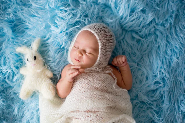 Roztomilé novorozeně chlapeček spí zabalené v bílé — Stock fotografie