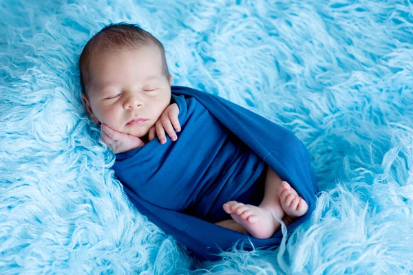 Söt baby pojke, fredligt sovande insvept i blå wrap — Stockfoto