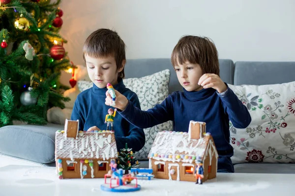 Dwoje dzieci, chłopak braci, grając z domów piernika — Zdjęcie stockowe