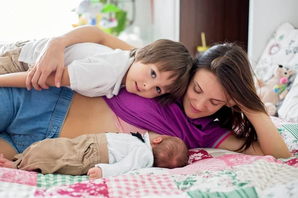 Jovem mãe amamentando seu bebê recém-nascido menino — Fotografia de Stock