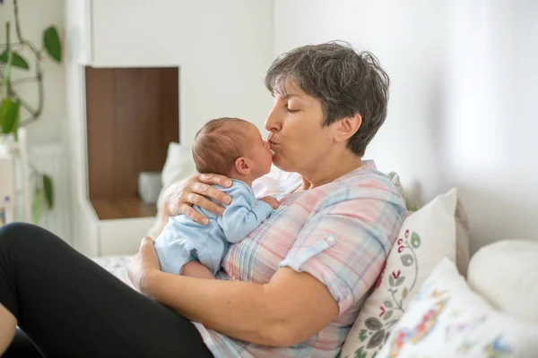 Hermoso niño en los brazos de las abuelas — Foto de Stock