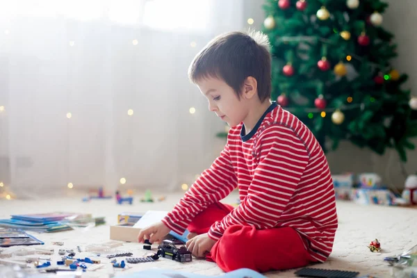 Twee lieve jongens, opening presenteert op eerste kerstdag — Stockfoto