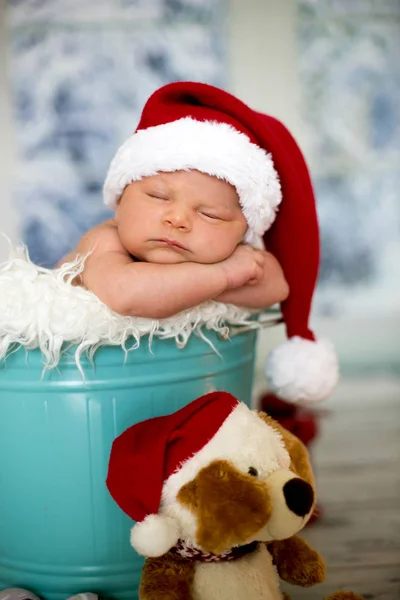 Retrato de un bebé recién nacido, con sombrero de navidad, durmiendo — Foto de Stock