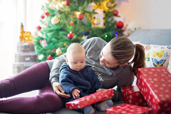 Mother and little baby boy, opening presents at home on Christma — Stock Photo, Image