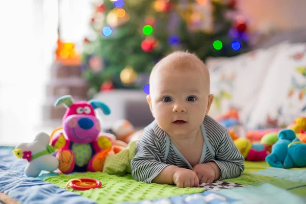 Szczęśliwy trzy miesiące chłopca, grając w domu na kolorowe — Zdjęcie stockowe