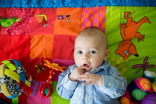快乐的三月大的男婴, 玩在家里一个丰富多彩的 — 图库照片