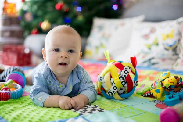 Feliz menino de três meses de idade, jogando em casa em um colorido um — Fotografia de Stock