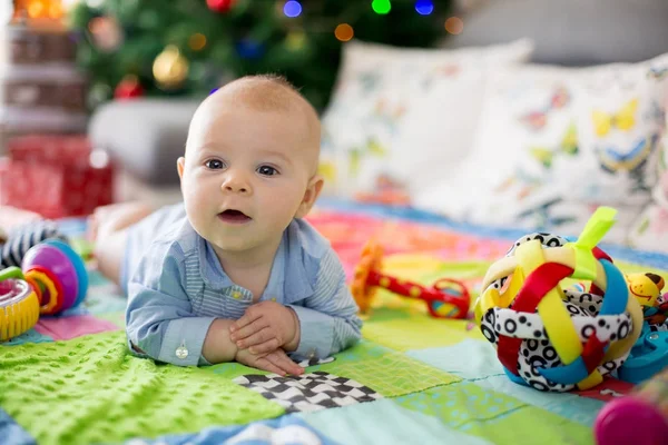 Heureux trois mois bébé garçon, jouer à la maison sur un coloré un — Photo