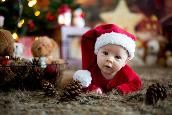 Porträt eines neugeborenen Babys in Weihnachtsmannkleidung in einem kleinen Babybett — Stockfoto